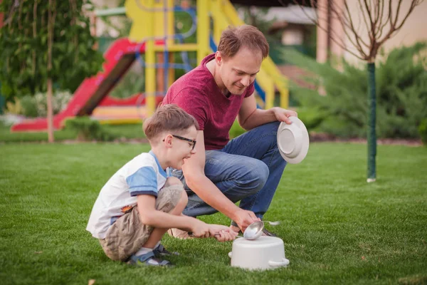 Happy father and son playing outdoors — Stock Photo, Image