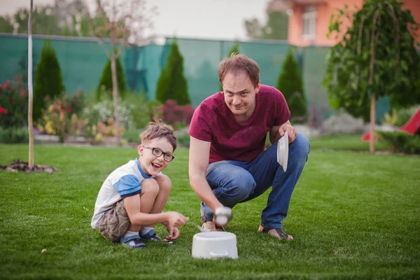 Otec a dítě hrající v zeleném parku — Stock fotografie