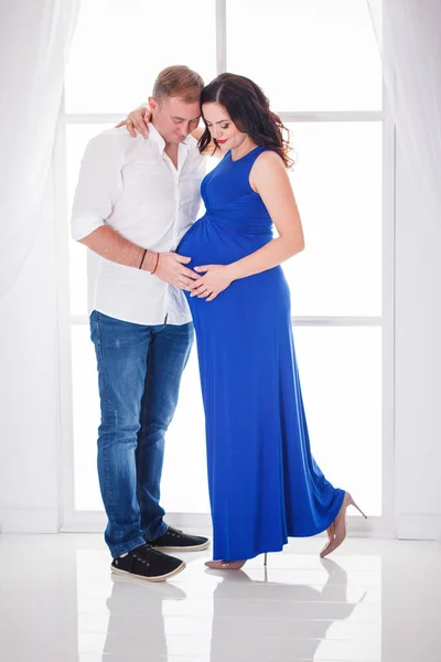 남자는 아름 다운 임신한 여자를 포옹 — 스톡 사진