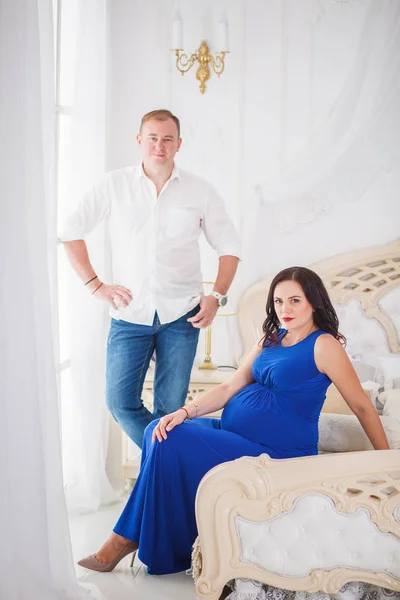 Güzel çift hamile genç kadın ve bir adam — Stok fotoğraf