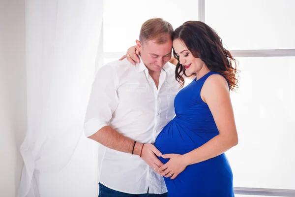 Homme est câlin une belle fille enceinte — Photo