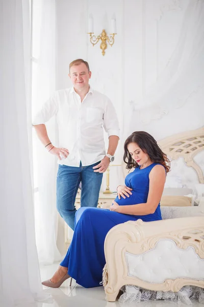 Bella coppia incinta giovane donna e un uomo — Foto Stock