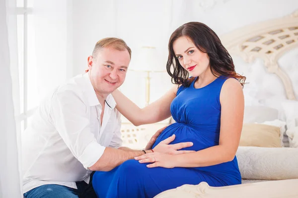 W ciąży kobieta i mężczyzna, przytulanie się z miłości — Zdjęcie stockowe