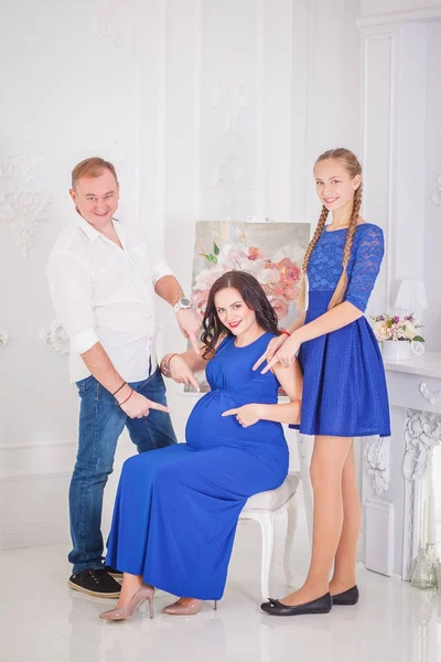 Porträt der Familie, die ein neues Baby erwartet — Stockfoto