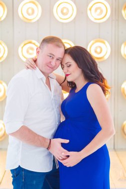 gelecekteki ebeveynlerin aşık güzel Çift