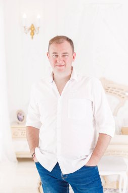 Casual yakışıklı genç adam