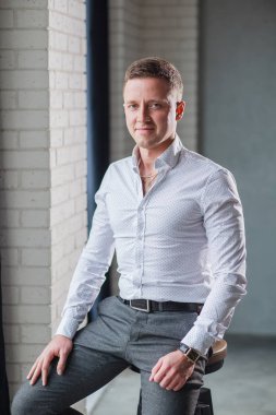 bir tabure ofiste oturup iş adamı