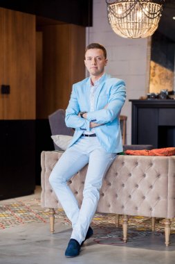 genç adam klasik iç ile bir odada ayakta