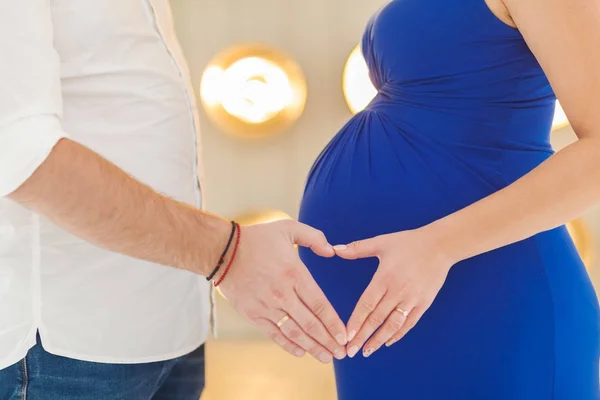 Barriga grávida com símbolo do coração — Fotografia de Stock