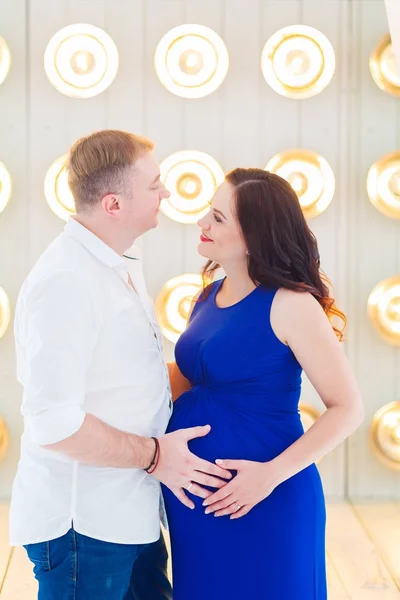 Hermosa pareja enamorada de los futuros padres —  Fotos de Stock