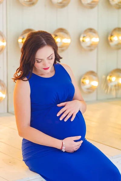 Hermosa mujer embarazada en vestido —  Fotos de Stock