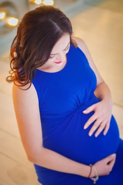 Retrato de una mujer embarazada feliz —  Fotos de Stock