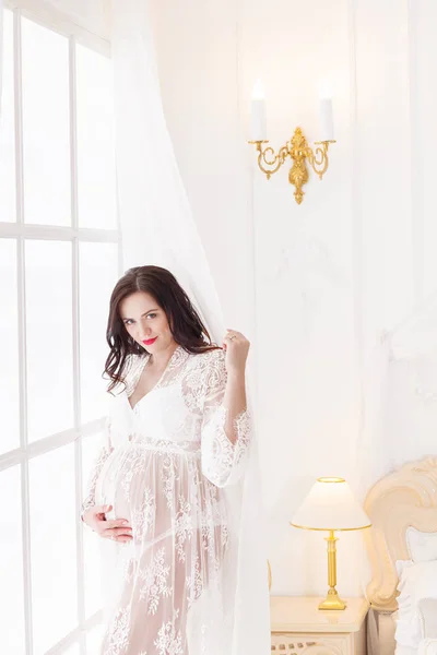 Chica embarazada en un semitransparente negligee —  Fotos de Stock