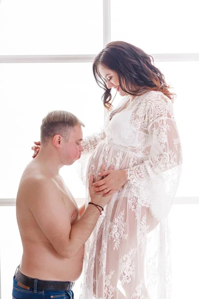 부드럽게 그의 임신한 아내를 포옹 사랑 하는 남편 — 스톡 사진
