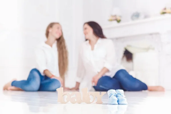 Schwangere Mutter und Tochter im Zimmer — Stockfoto