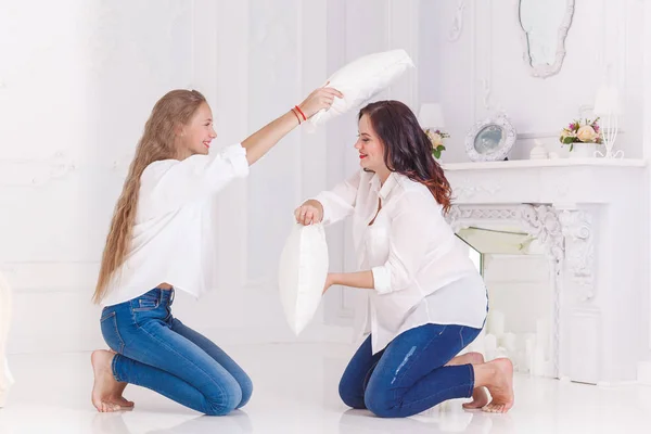 Mamma e figlia giocare con cuscini lotta — Foto Stock