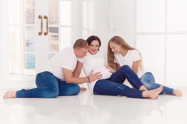 Familia con una hija esperando un recién nacido —  Fotos de Stock