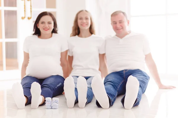 Retrato de la familia esperando un nuevo bebé —  Fotos de Stock