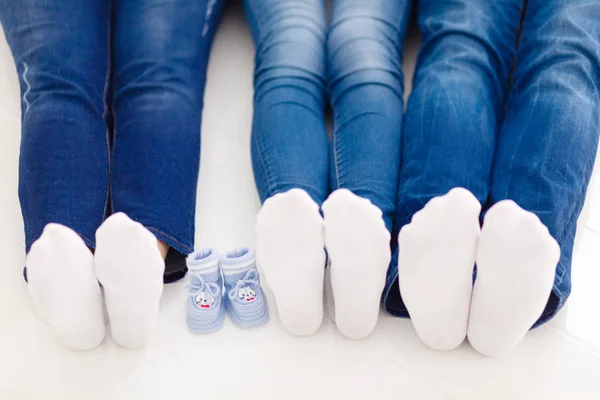 Pés de casal em meias, meias de bebê — Fotografia de Stock