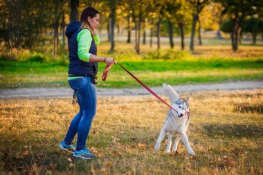 Siberian dış yapraklar ile genç kız oyun