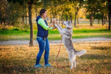 Siberian dış yapraklar ile genç kız oyun