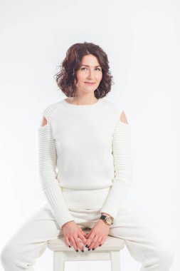 Stüdyodaki beyaz elbiseli genç kız izole edilmiş.