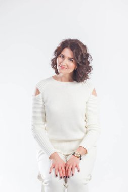 Beyaz elbiseli bir kadın.