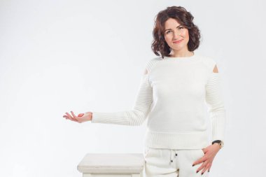 Beyaz pantolonlu kadın yalnız.