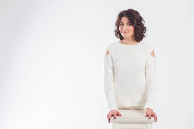 Beyaz pantolonlu kadın yalnız.