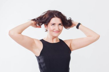 Siyahlı kadın yalnız başına.