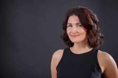 Siyahlı kadın yalnız başına.