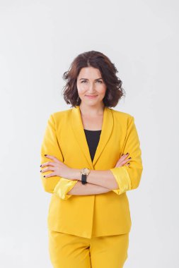 Yalnız başına sarı ceketli bir kadın.