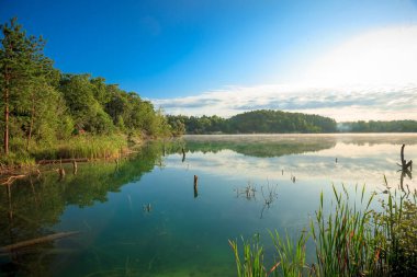 Ukrayna gölünün üzerinde gün doğumu