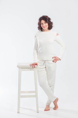 Beyaz elbiseli kadın yalnız başına.