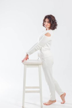 Beyaz pantolonlu kadın yalnız.