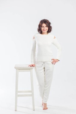 Beyaz elbiseli kadın yalnız başına.