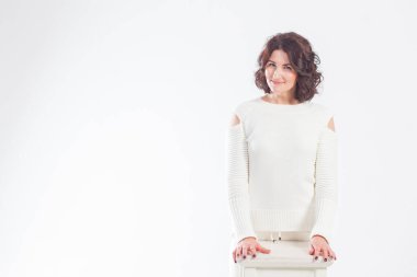 Beyaz elbiseli kadın yalnız başına.