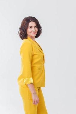 Sarı elbiseli kadın yalnız başına.