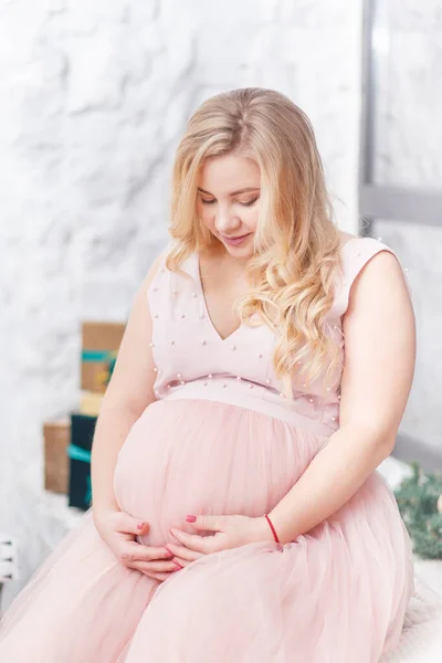 Mulher Grávida Vestido Rosa — Fotografia de Stock