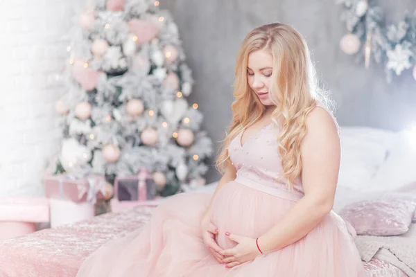Schwangere Frau Neujahr Drinnen — Stockfoto