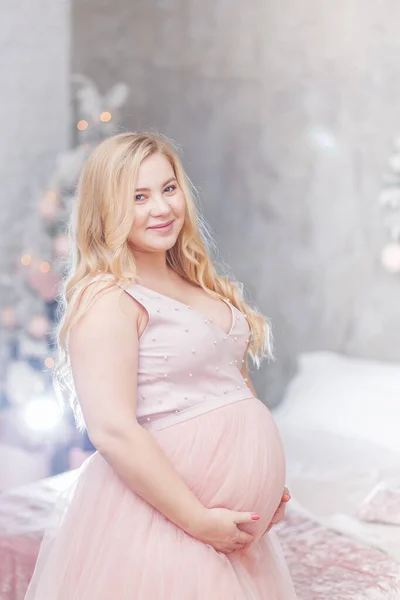 Terhes Egy Gyönyörű Ruha Beltéri — Stock Fotó