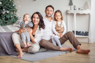Mutlu aile evde birlikte gülümsüyor.