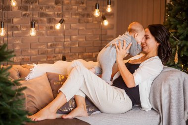 Annesinin kucağında küçük bir oğlu var.