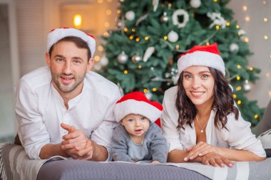 Mutlu anne ve baba ve oğul noel şapkaları