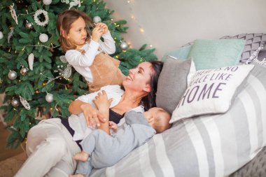 Mutlu anne yatak odasında kızıyla oynuyor.