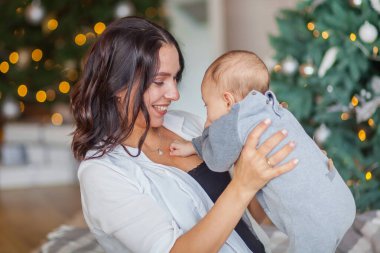 Annem kötü odada yeni doğmuş bir bebeği öpüyor.