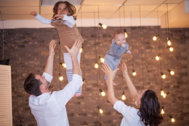 Mutlu ebeveynler çocuklarını eve kusar.