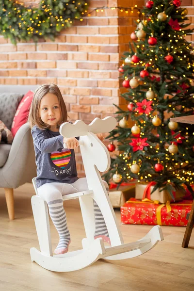 Bambina Cavalcando Giocattolo Legno — Foto Stock