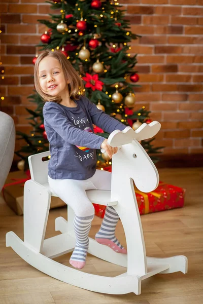 Menina Equitação Madeira Brinquedo Veado — Fotografia de Stock