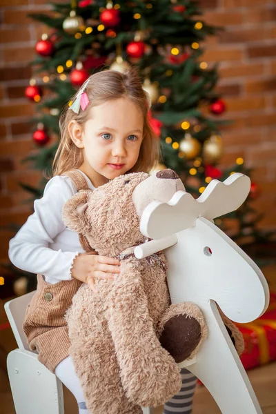 Gelukkig Klein Meisje Rijden Een Houten Speelgoed — Stockfoto